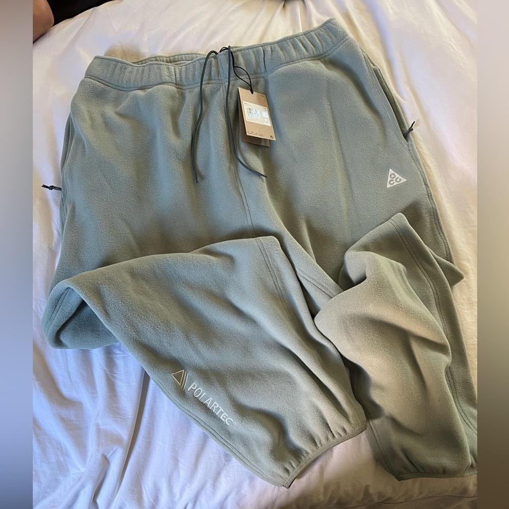 Nike ACG Polartec "Wolf Tree"
Men's Pants NWT never worn XXL